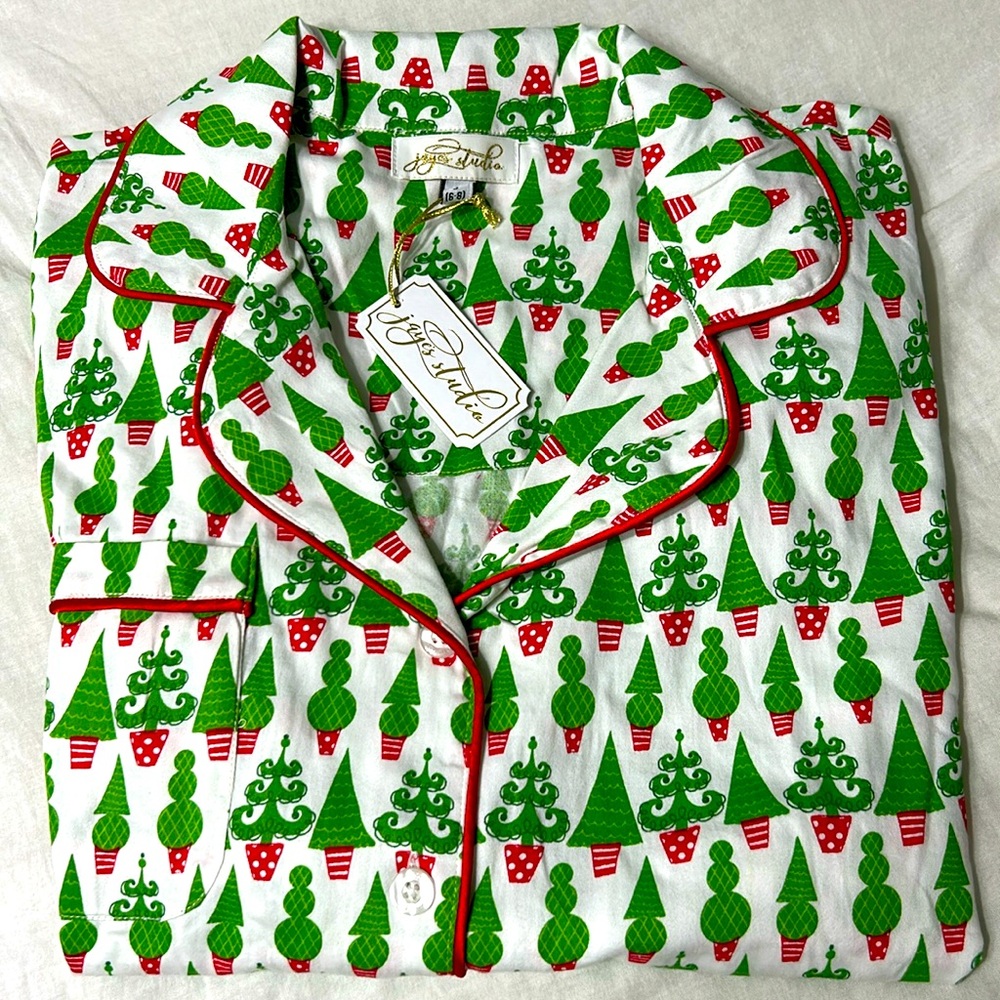 Jaye’s Studio Pajama set
Size small ( 6-8 )